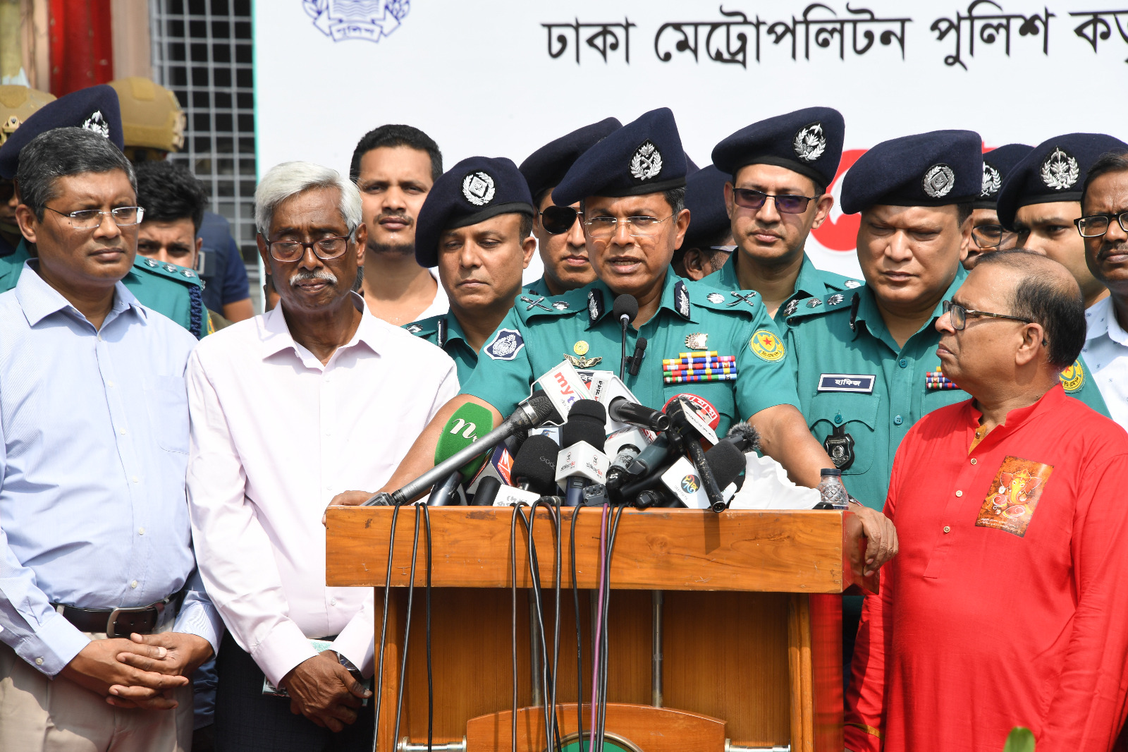 পূজা ঘিরে সুনির্দিষ্ট কোনো হুমিক নেই: ডিএমপি কমিশনার