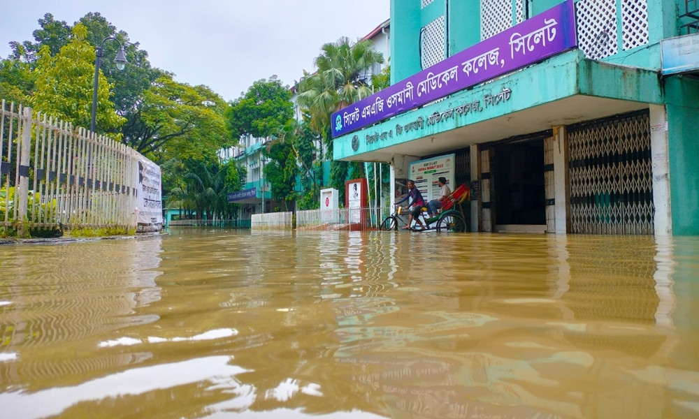 ওসমানী মেডিক্যালে ‘জলাতঙ্ক’, বৃষ্টি হলেই ডুবে যায় নিচতলা