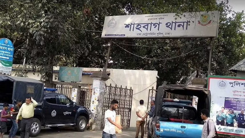 শাহবাগে চাকুসহ গ্রেফতার ২