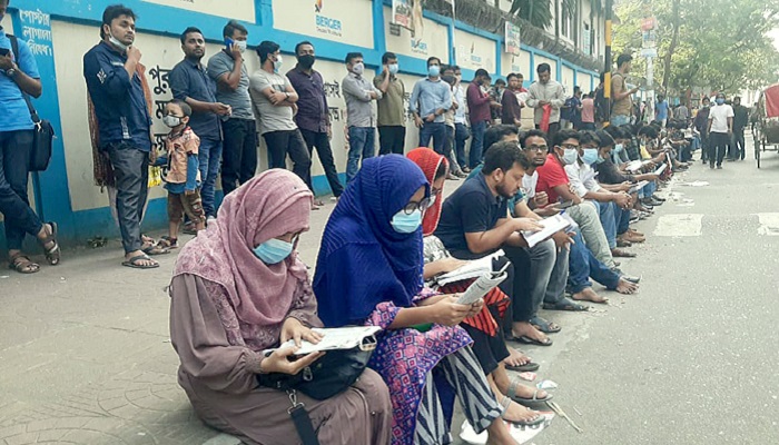 রাজধানীতে রাজনৈতিক উত্তেজনা: শুক্র-শনিবারের একাধিক নিয়োগ পরীক্ষা স্থগিত