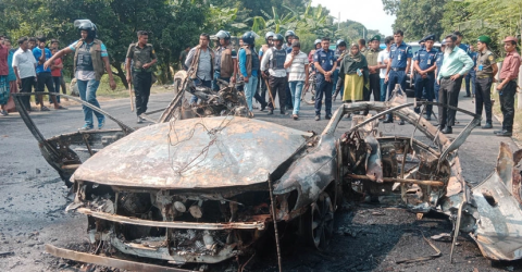 বাঘায় পুলিশ সার্জেন্টের গাড়িতে দূর্বৃত্তদের আগুন