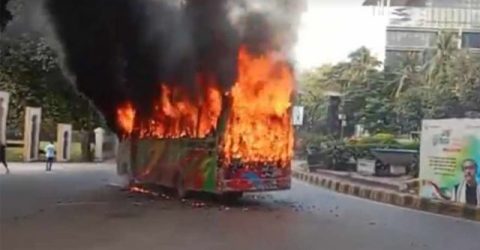 রাজধানীর হাইকোর্টের সামনে বাসে আগুন