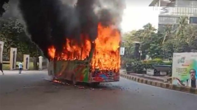 রাজধানীর হাইকোর্টের সামনে বাসে আগুন