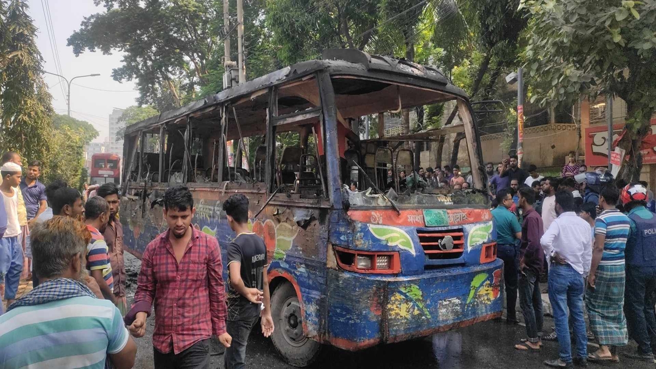 রাজধানীর মোহাম্মদপুরে স্বাধীন পরিবহনের দুটি বাসে আগুনের