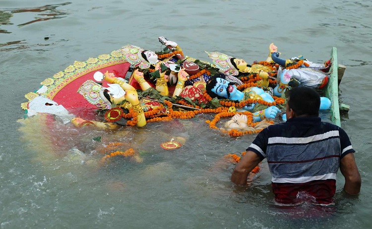 দেবী বিসর্জনের মধ্য দিয়ে শেষ হলো শারদীয় দুর্গোৎসব