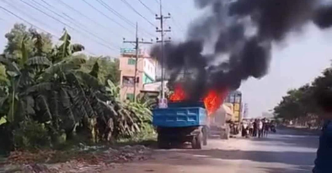 গাজীপুরে ট্রাকে ও মোটরসাইকেলে বিএনপির আগুন