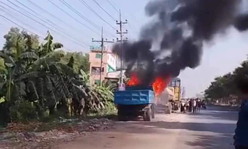 গাজীপুরে ট্রাকে ও মোটরসাইকেলে বিএনপির আগুন