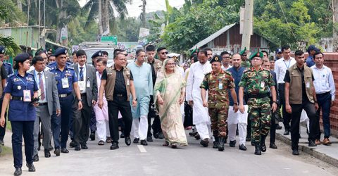 প্রটোকল ভেঙে হেঁটে আ.লীগ কার্যালয়ে গেলেন প্রধানমন্ত্রী