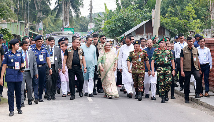 প্রটোকল ভেঙে হেঁটে আ.লীগ কার্যালয়ে গেলেন প্রধানমন্ত্রী