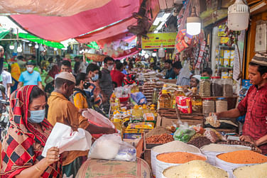 চাল-সবজির দাম কমেছে, বেড়েছে মুরগির