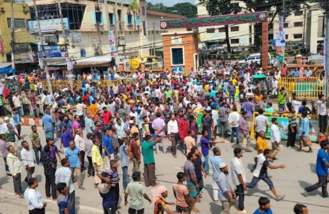 টাউন সার্ভিস চালুর সিদ্ধান্ত প্রত্যাহারসহ ৯ দফা দাবিতে রংপুর সিটি কর্পোরেশন ঘেরাও