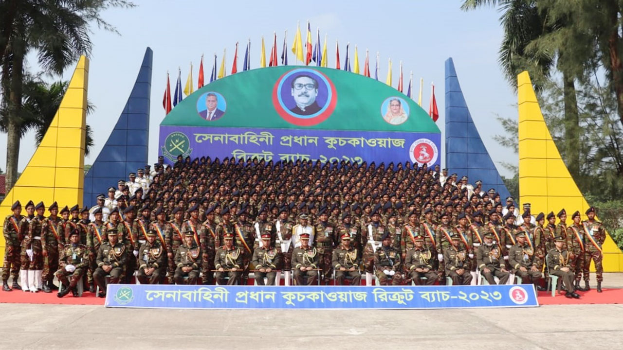 বাংলাদেশ সেনাবাহিনীর বিভিন্ন রেজিমেন্টের কুচকাওয়াজ অনুষ্ঠিত