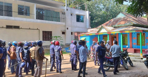 টাঙ্গাইলে মসজিদের মাইকে ঘোষণা দিয়ে পুলিশের ওপর হামলা