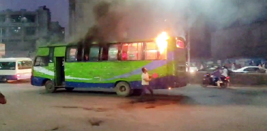 অবরোধের দ্বিতীয় দিনে রাজধানীতে ৭ বাস ও একটি অ্যাম্বুলেন্সে আগুন