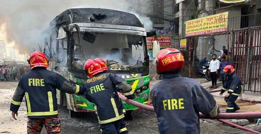 শাহজাদপুরে বাসে আগুন, মগবাজারে পেট্রোলসহ গ্রেফতার ২