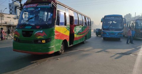 অবরোধের দ্বিতীয় দিনেও ঢাকা ছাড়েনি দূরপাল্লার বাস