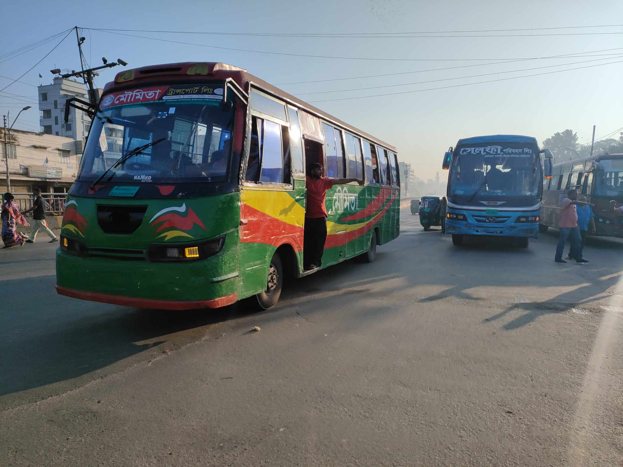 অবরোধের দ্বিতীয় দিনেও ঢাকা ছাড়েনি দূরপাল্লার বাস