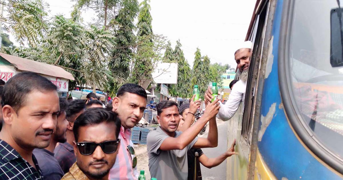 অবরোধে গাড়ি চালালেই চালকরা পাচ্ছেন ঠাণ্ডা সেভেন আপ