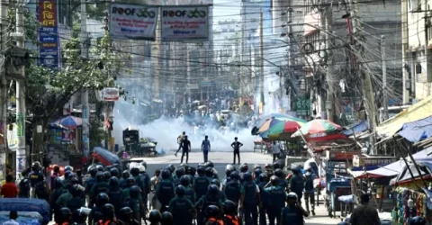 বেতন বাড়ানোর দাবিতে রাস্তায় পোশাক শ্রমিকরা: বিক্ষোভে ৩০০ কারখানা বন্ধ