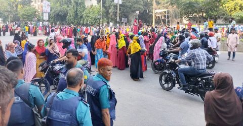 মজুরি বৃদ্ধির দাবিতে কাফরুলে পোশাকশ্রমিকদের সড়ক অবরোধ