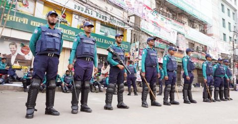 অবরোধে ঢাকার নিরাপত্তা: চোরাগোপ্তা হামলা-বাসে আগুন প্রতিরোধে মাঠে ২০ হাজার পুলিশ