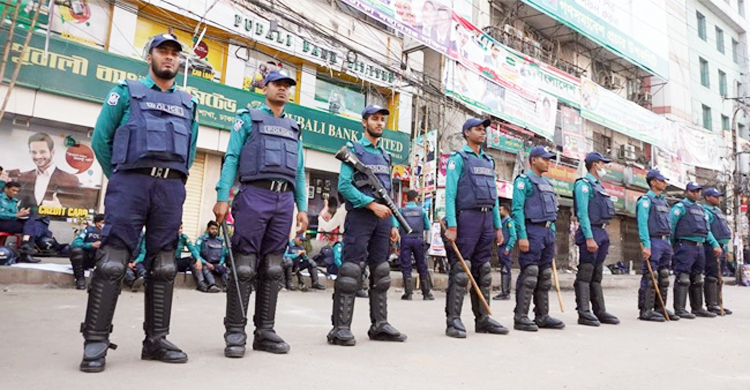 অবরোধে ঢাকার নিরাপত্তা: চোরাগোপ্তা হামলা-বাসে আগুন প্রতিরোধে মাঠে ২০ হাজার পুলিশ