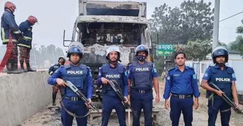 কালীগঞ্জে কাভার্ড ভ্যানে আগুন: বিএনপির দেড় শতাধিক নেতাকর্মীর বিরুদ্ধে মামলা, গ্রেপ্তার ৩