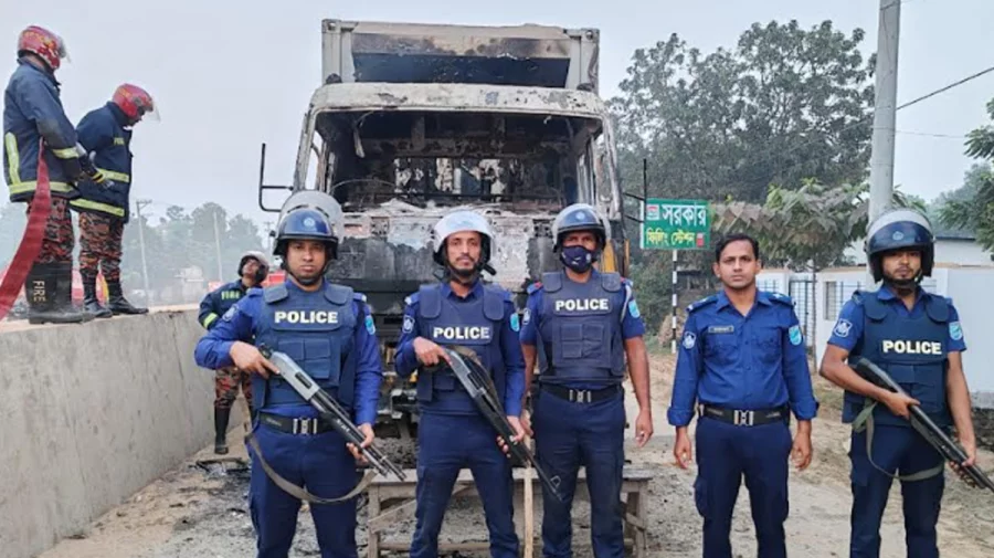 কালীগঞ্জে কাভার্ড ভ্যানে আগুন: বিএনপির দেড় শতাধিক নেতাকর্মীর বিরুদ্ধে মামলা, গ্রেপ্তার ৩