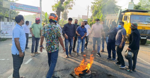 দক্ষিণ সুরমায় পণ্যবাহী পিকআপে আগুন, আটক ১