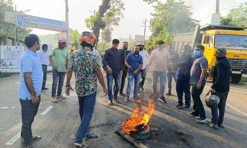 দক্ষিণ সুরমায় পণ্যবাহী পিকআপে আগুন, আটক ১