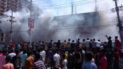 এবার চট্টগ্রামে হিমাগারে ভয়াবহ অগ্নিকাণ্ড: নিয়ন্ত্রণে ফায়ার সার্ভিসের ৭ ইউনিট