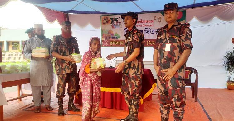 দুস্থদের খাদ্যসামগ্রী দিলো বিজিবি