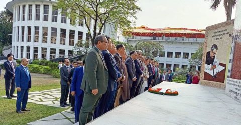 স্মৃতি চিরঞ্জীব’ স্মারকসৌধে দায়িত্বরত প্রধান বিচারপতির শ্রদ্ধা