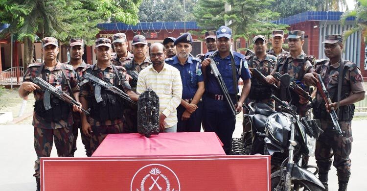 নওগাঁয় কষ্টি পাথরের মূর্তিসহ চোরাকারবারি আটক