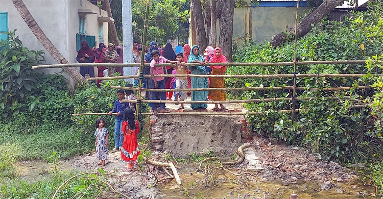 চলার রাস্তা কেটে বাঁশের বেড়া, ভোগান্তিতে ৫০ পরিবার