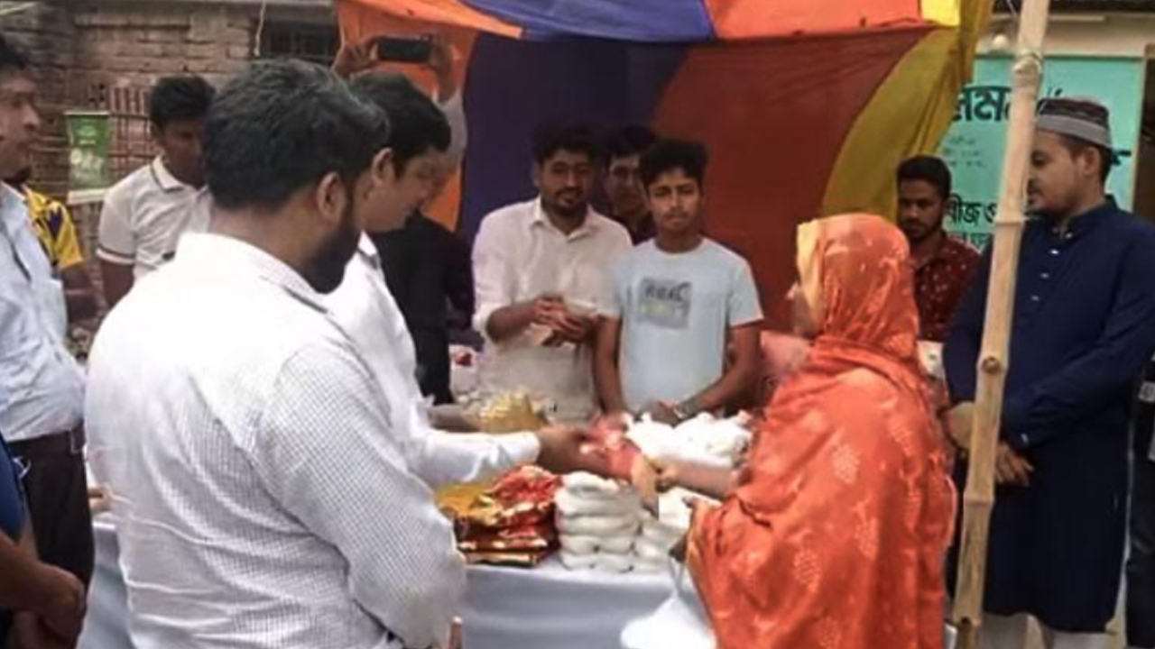 মেহেরপুরে এক টাকা লাভে বিক্রি হচ্ছে ইফতার সামগ্রী