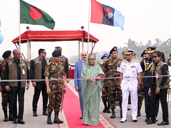 সমরাস্ত্র প্রদর্শনী-২০২৪ কার্যক্রম পরিদর্শন করছেন প্রধানমন্ত্রী