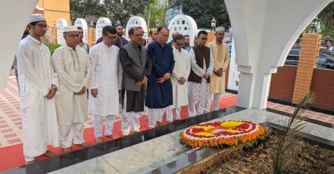 বিচারপতি ইনায়েতুর রহিমের বাবা-মায়ের কবরে বিচারপতিদের শ্রদ্ধা