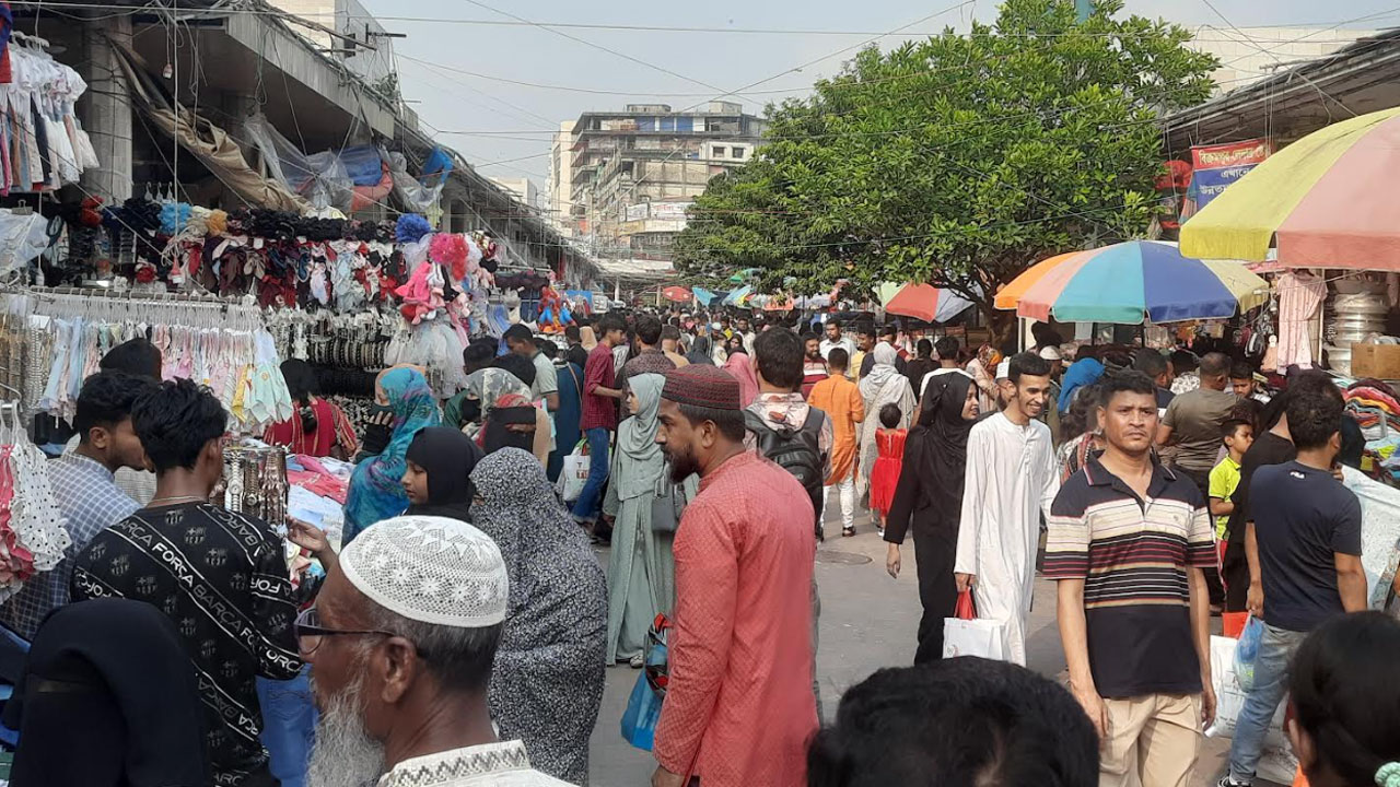 ঈদ কেনাকাটায় নিউমার্কেটে মানুষের ঢল, বিক্রি নিয়ে সন্তুষ্টি