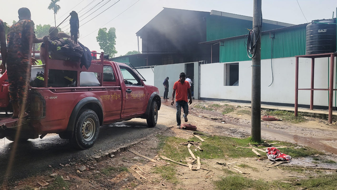 ৩ ঘণ্টা পর স্কয়ারের গোডাউনের আগুন নিয়ন্ত্রণে