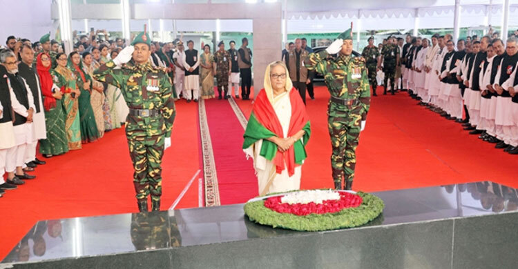 স্বাধীনতা দিবসে বঙ্গবন্ধুর প্রতিকৃতিতে প্রধানমন্ত্রীর শ্রদ্ধা