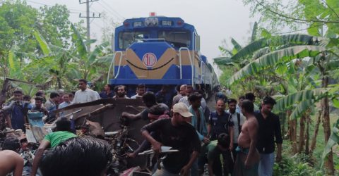 রেললাইনে ভটভটির ইঞ্জিন বিকল, ধাক্কা দিয়ে নিয়ে গেল ট্রেন