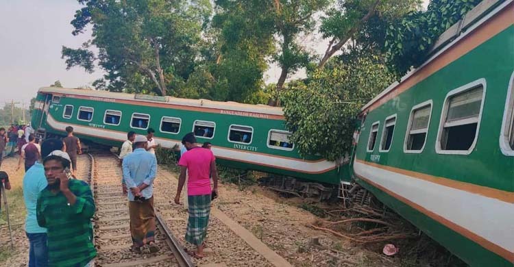 কুমিল্লায় ট্রেন লাইনচ্যুত: চার ছাত্র গ্রেফতার