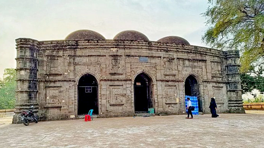 প্রত্নতত্ত্বের অপূর্ব নিদর্শন কুসুম্বা শাহী মসজিদ