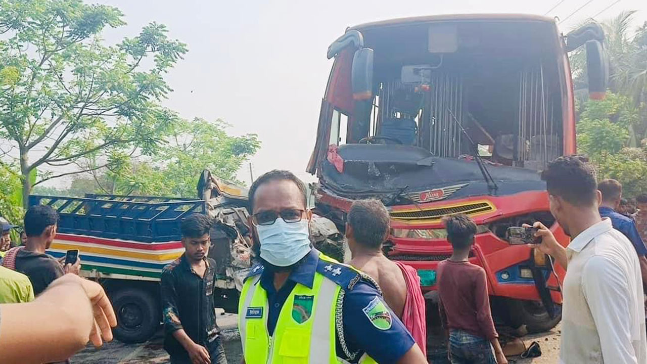 ফরিদপুরে বাস-পিকআপের সংঘর্ষে নিহত বেড়ে ১৪