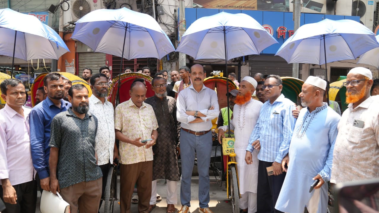 বিনামূল্যে ছাতা-খাবার স্যালাইন পাচ্ছেন ৩৫ হাজার রিকশাচালক