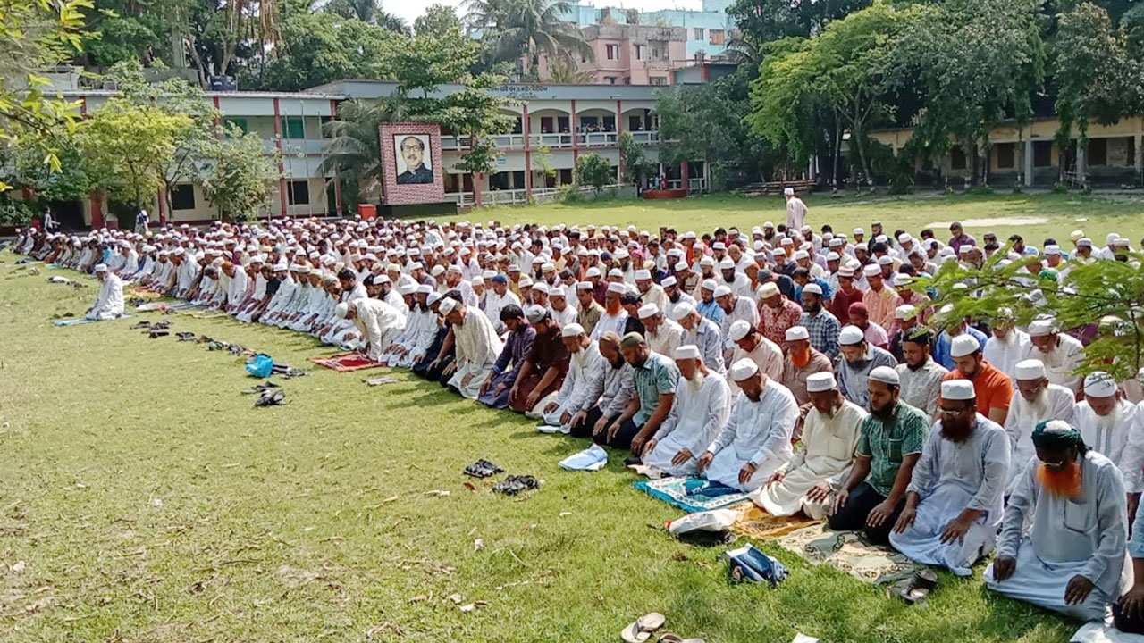 বৃষ্টির জন্য বরিশালে কাঁদলেন শত শত মানুষ