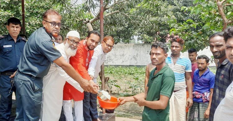 নববর্ষে ১৩০০ বন্দিকে উন্নত খাবার দিলেন গণপূর্তমন্ত্রী