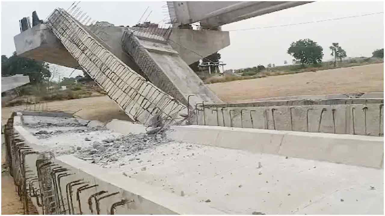 বাতাসের ধাক্কায় ভেঙে পড়ল সেতু