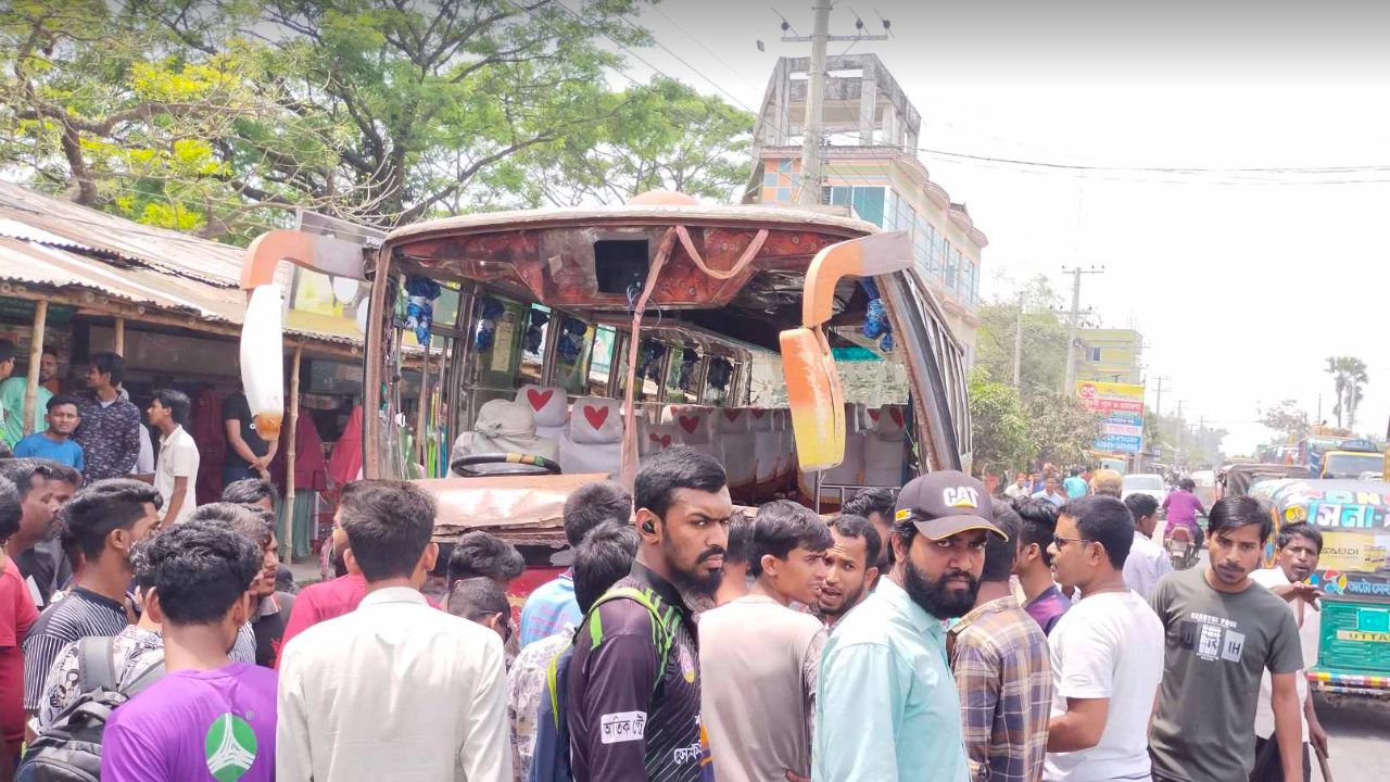 বগুড়ায় বাস-প্রাইভেট কারের মুখোমুখি সংঘর্ষে নিহত ২